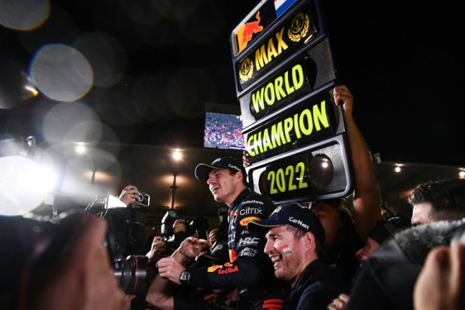 Max Verstappen célèbre sa victoire au championnat du monde au Japon avec ses coéquipiers Red Bull