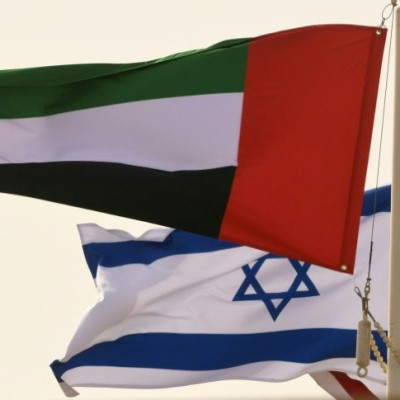 Sur sa photo d&#39;archive prise le 31 août 2020, les drapeaux émirati, israélien et américain flottent à l&#39;aéroport d&#39;Abu Dhabi à l&#39;arrivée du tout premier vol commercial d&#39;Israël vers les EAU