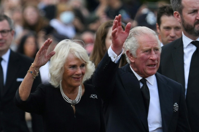 Charles et Camilla ont accueilli la foule à leur arrivée au palais de Buckingham