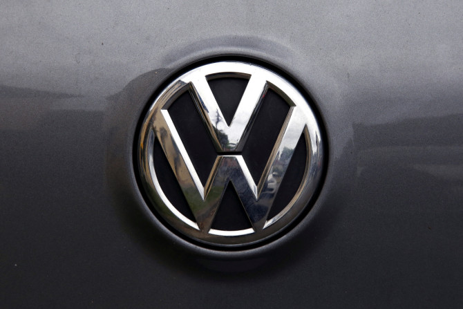 Un logo Volkswagen est visible sur l&#39;une des voitures du constructeur automobile allemand dans une rue de Sydney, en Australie