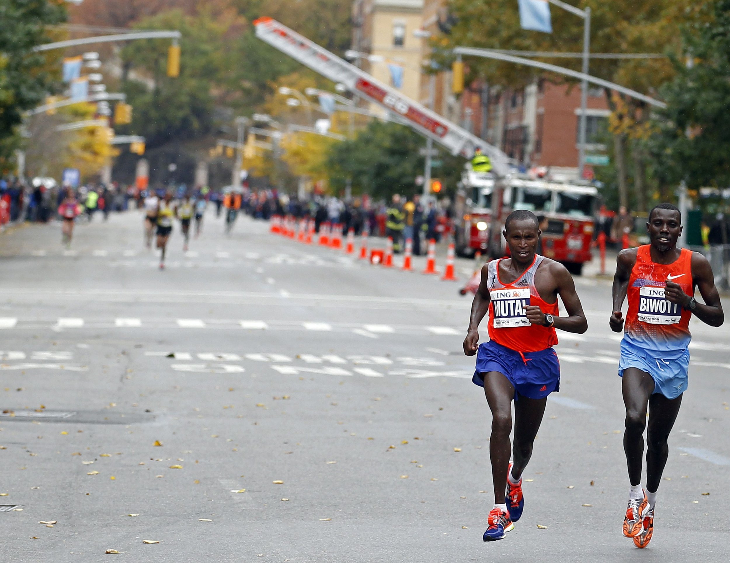 VIDÉOS Marathon de New York 2022 les coureurs s'affrontent dans des