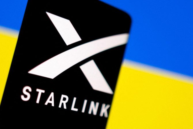L&#39;illustration montre le logo Starlink et le drapeau ukrainien