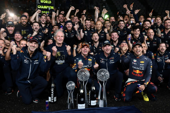 Max Verstappen (devant, au centre) et toute l&#39;équipe et l&#39;équipe du stand Red Bull célèbrent leurs victoires consécutives aux championnats du monde à Suzuka