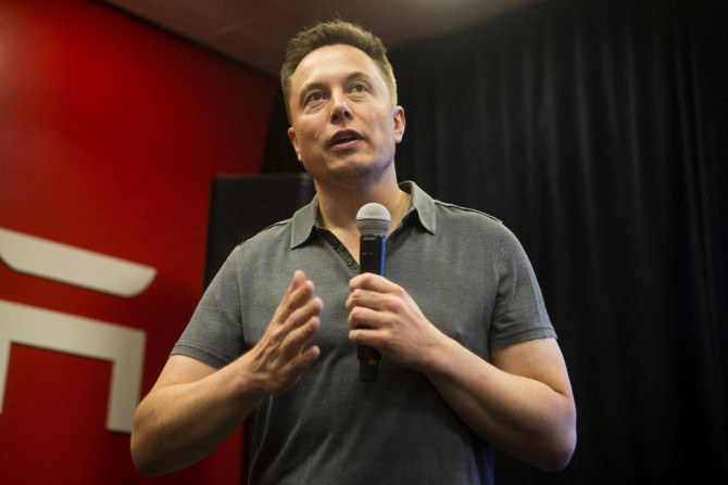 Le PDG de Tesla, Elon Musk, parle des nouvelles fonctionnalités du pilote automatique lors d&#39;un événement Tesla à Palo Alto