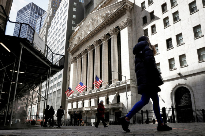 Les gens sont vus à Wall Street devant le NYSE à New York
