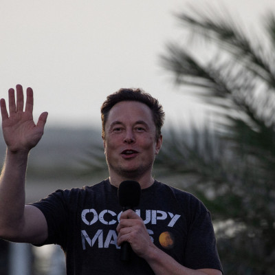 Musk fait des gestes à SpaceX Starbase à Brownsville, Texas