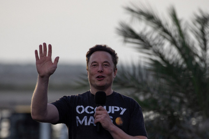 Musk fait des gestes à SpaceX Starbase à Brownsville, Texas