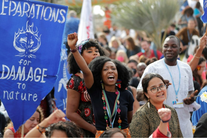 Des militants du climat manifestent devant le Centre international des congrès de Charm el-Cheikh lors de la conférence sur le climat COP27 en Égypte jeudi
