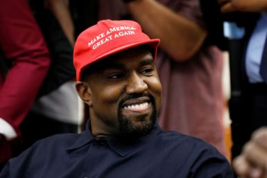 Le rappeur Kanye West sourit lors d&#39;une rencontre avec le président américain Donald Trump pour discuter de la réforme de la justice pénale à la Maison Blanche à Washington, États-Unis, le 11 octobre 2018.
