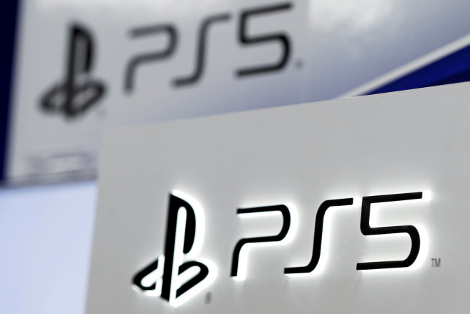 Les logos de la PlayStation 5 de Sony sont affichés dans un magasin d&#39;électronique grand public à Tokyo
