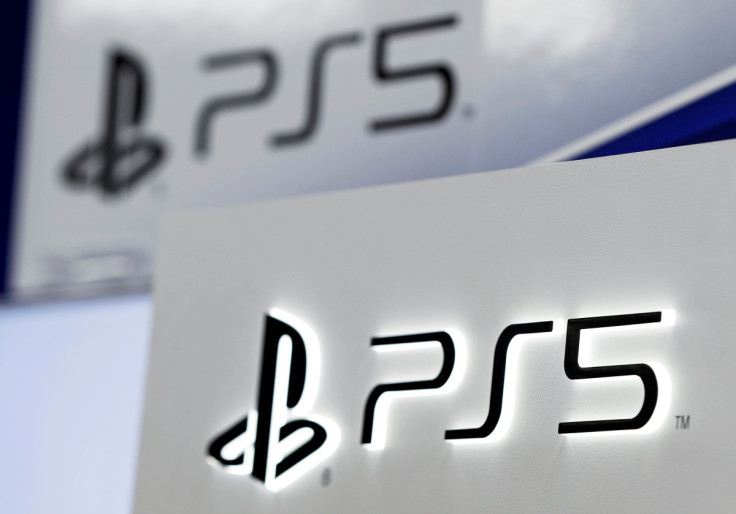 Les logos de la PlayStation 5 de Sony sont affichés dans un magasin d&#39;électronique grand public à Tokyo