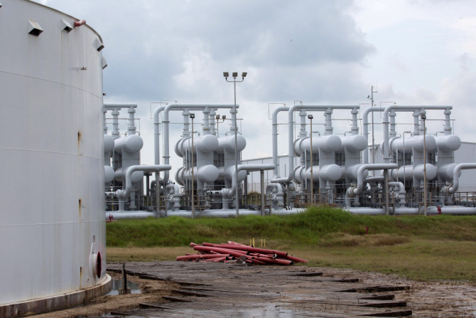 Un réservoir de stockage de pétrole et un équipement d&#39;oléoduc de pétrole brut sont vus lors d&#39;une visite du ministère de l&#39;Énergie à la réserve stratégique de pétrole de Freeport