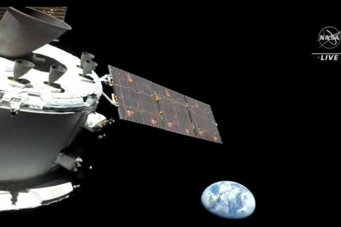 Le vaisseau spatial Orion de la NASA en route pour la Lune, avec la Terre en arrière-plan, sur une photo publiée par la NASA en novembre 2022