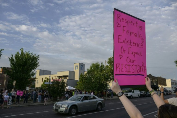 Des manifestants du Missouri se rassemblent dans la dernière clinique d&#39;avortement de l&#39;État pour dénoncer une nouvelle interdiction de la procédure
