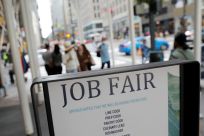 La signalisation d&#39;un salon de l&#39;emploi est visible sur la 5e Avenue après la publication du rapport sur l&#39;emploi à Manhattan, New York City