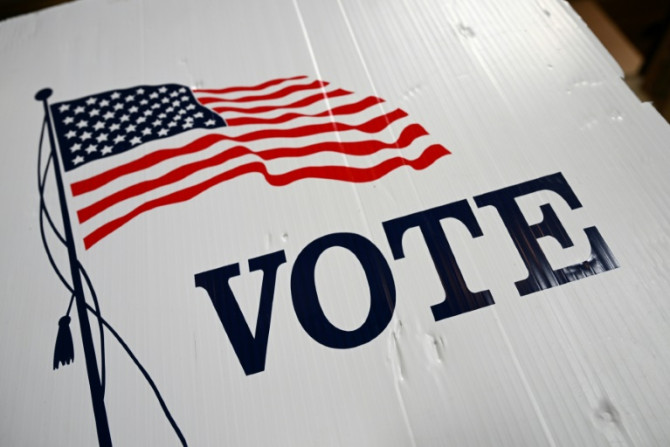 Un panneau avec un drapeau américain est vu dans un bureau de vote lors du vote anticipé avant les élections américaines de mi-mandat à Los Angeles, Californie, le 1er novembre 2022