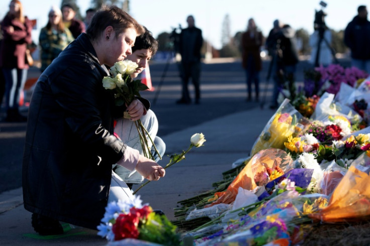 Ren Kurgis (à gauche) et Jessie Pacheco rendent hommage aux victimes de la fusillade de masse au Club Q à Colorado Springs