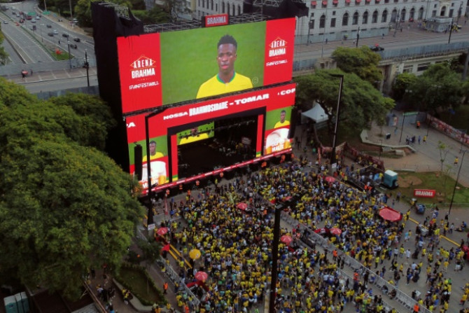 Les fans du Brésil regardent la diffusion du match de football du groupe G de la Coupe du monde Qatar 2022 entre le Brésil et la Serbie au Festival des fans de la FIFA, à Vale do Anhangabau, Sao Paulo, Brésil, le 24 novembre 2022