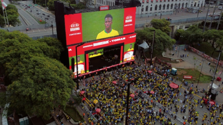 Les fans du Brésil regardent la diffusion du match de football du groupe G de la Coupe du monde Qatar 2022 entre le Brésil et la Serbie au Festival des fans de la FIFA, à Vale do Anhangabau, Sao Paulo, Brésil, le 24 novembre 2022