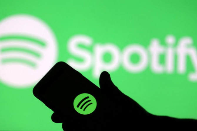 Un smartphone est vu devant une projection d&#39;écran du logo Spotify dans cette illustration prise le 1er avril 2018.