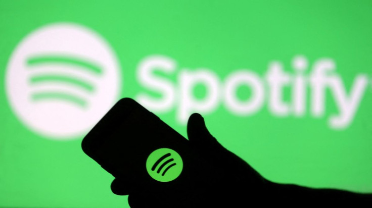 Un smartphone est vu devant une projection d&#39;écran du logo Spotify dans cette illustration prise le 1er avril 2018.