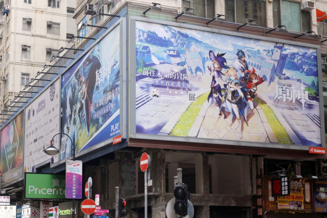 Un panneau publicitaire du jeu fantastique "Genshin Impact" du développeur Mihoyo basé à Shanghai est photographié à Hong Kong, en Chine, le 20 octobre 2020.