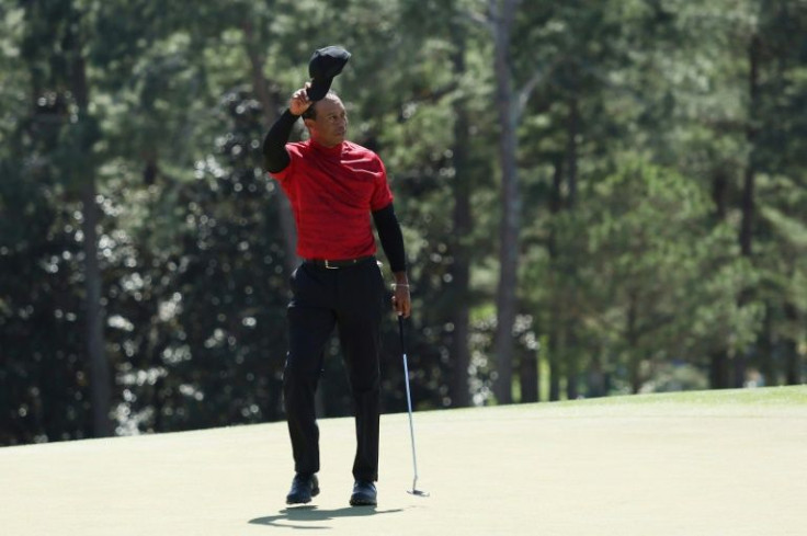 Tiger Woods tire son chapeau à la foule sur le 18e green après avoir terminé la ronde finale du 86e Masters