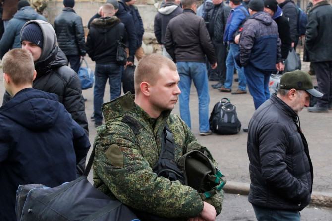 Des hommes se rassemblent à un point de mobilisation militaire dans la ville de Donetsk, contrôlée par les séparatistes, en Ukraine, le 23 février 2022.
