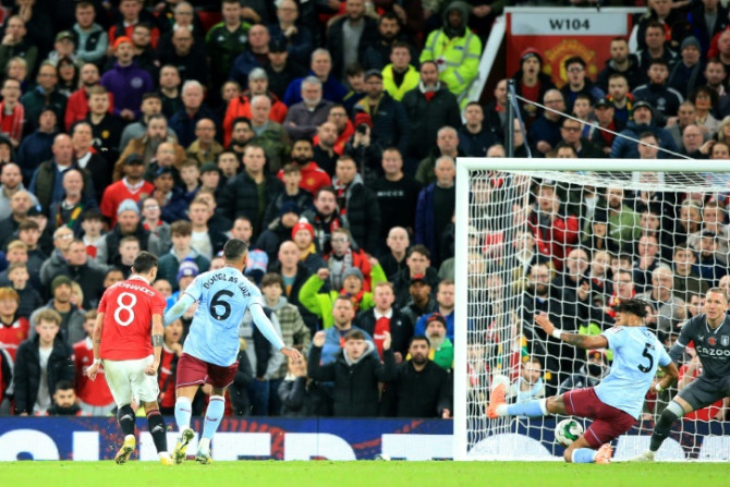 Le milieu de terrain de Manchester United Bruno Fernandes marque contre Aston Villa