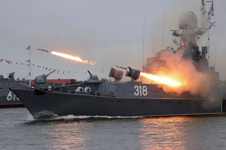 La corvette russe Aleksin tire des missiles lors d&#39;un défilé marquant la Journée de la Marine à Baltiysk dans la région de Kaliningrad, en Russie, le 31 juillet 2022.
