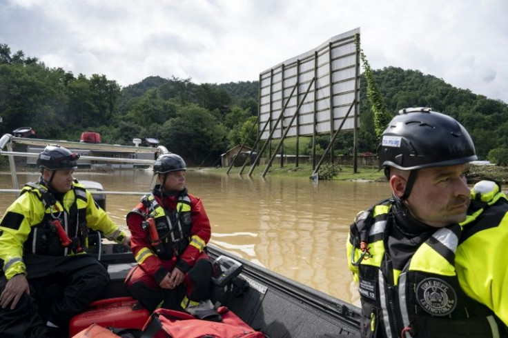Les pompiers réchauffent le moteur de leur bateau avant de remonter Troublesome Creek le 29 juillet 2022 pour secourir des personnes bloquées par des inondations dans le Kentucky