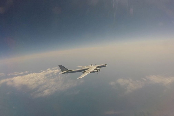 Un bombardier stratégique russe Tu-95 vole lors d&#39;exercices aériens militaires russo-chinois pour patrouiller dans la région Asie-Pacifique, dans un lieu non identifié, dans cette image fixe tirée d&#39;une vidéo publiée le 24 mai 2022. Ministère russ