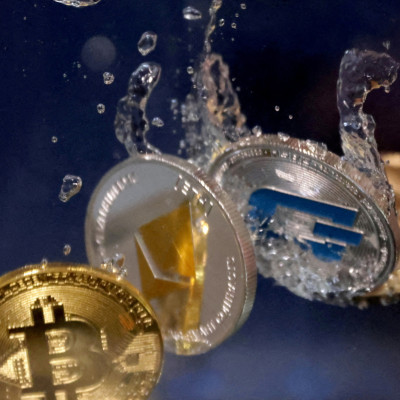 L&#39;illustration montre la représentation de crypto-monnaies plongeant dans l&#39;eau