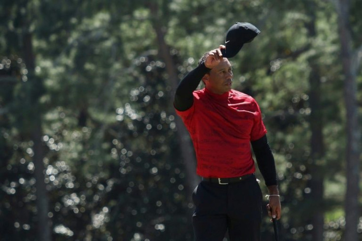 Reconnaissant: Tiger Woods tire son chapeau à la foule sur le 18e green lors de la dernière manche du 86e Masters à Augusta National
