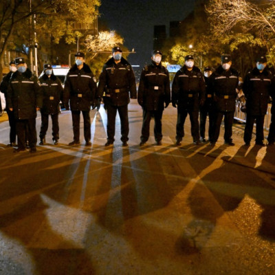 La police a surveillé de près un rassemblement à Pékin organisé pour les victimes d&#39;un incendie meurtrier et pour protester contre la dure politique anti-Covid de la Chine