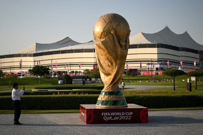 Une réplique géante du trophée de la Coupe du monde se dresse devant le stade Al-Bayt où le tournoi débutera le 20 novembre