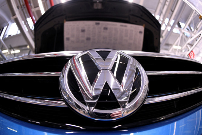 Un logo Volkswagen est représenté sur une chaîne de production de l&#39;usine Volkswagen de Wolfsburg