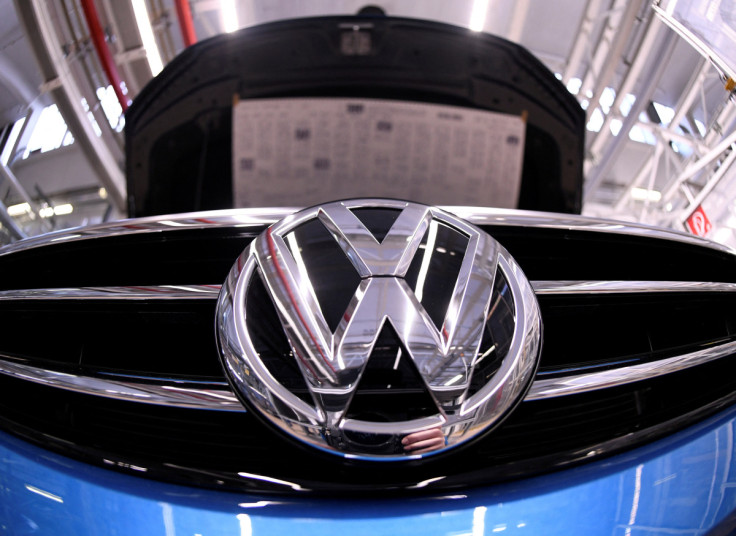Un logo Volkswagen est représenté sur une chaîne de production de l&#39;usine Volkswagen de Wolfsburg