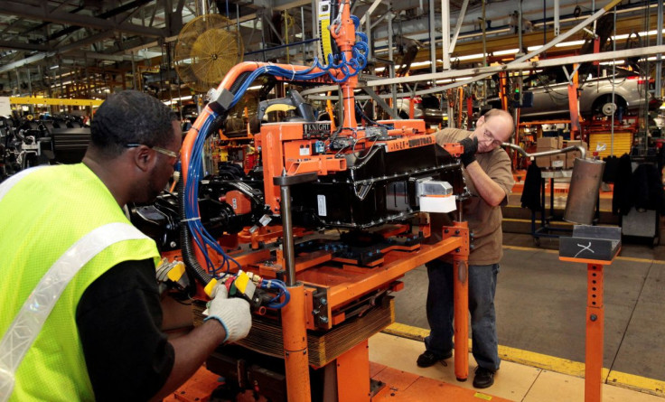 Les ouvriers de l&#39;assemblage de Ford installent une batterie sur le châssis d&#39;un véhicule électrique Ford Focus à l&#39;usine d&#39;assemblage du Michigan à Wayne, Michigan, le 7 novembre 2012.