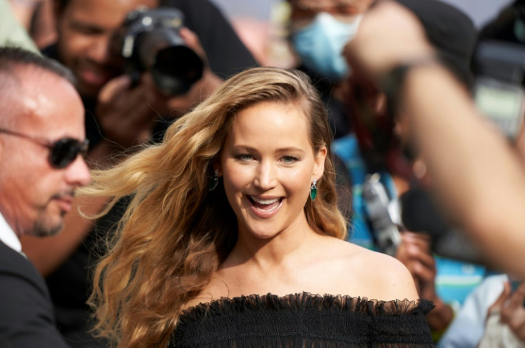 Jennifer Lawrence a attiré des fans en délire sur le tapis rouge de "Causeway", un drame indépendant dans lequel elle incarne un vétéran de l&#39;armée