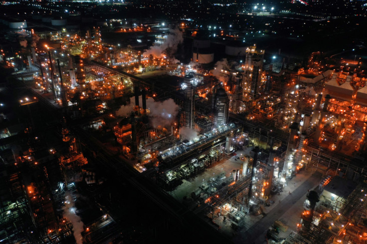 Vue nocturne de la raffinerie de pétrole gérée par PBF Energy