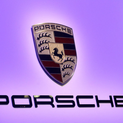 Le logo Porsche lors du dévoilement de la Porsche 911 Speedster 2020 au Salon international de l&#39;auto de New York 2019 à New York