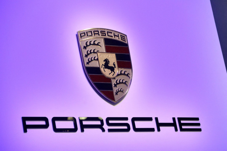 Le logo Porsche lors du dévoilement de la Porsche 911 Speedster 2020 au Salon international de l&#39;auto de New York 2019 à New York