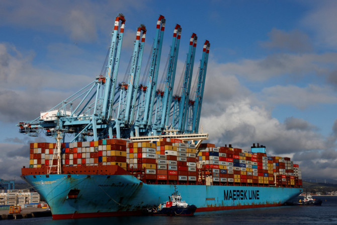 Des conteneurs sont vus sur le porte-conteneurs géant Maersk Triple-E Majestic Maersk dans le port d&#39;Algésiras