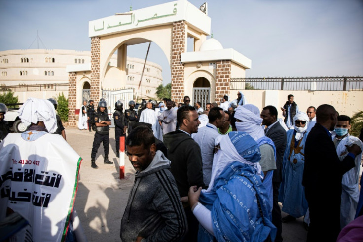 Des manifestants ainsi que des partisans d&#39;Aziz se sont rassemblés mercredi au palais de justice de Nouakchott