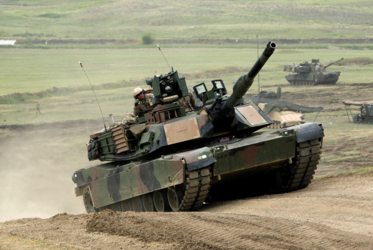 Le char américain M1A2 "Abrams" se déplace vers des positions de tir lors de l&#39;exercice militaire conjoint dirigé par les États-Unis "Noble Partner 2016" près de Vaziani