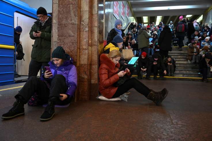 Des personnes se réfugient dans une station de métro lors d&#39;attaques massives de missiles russes à Kyiv