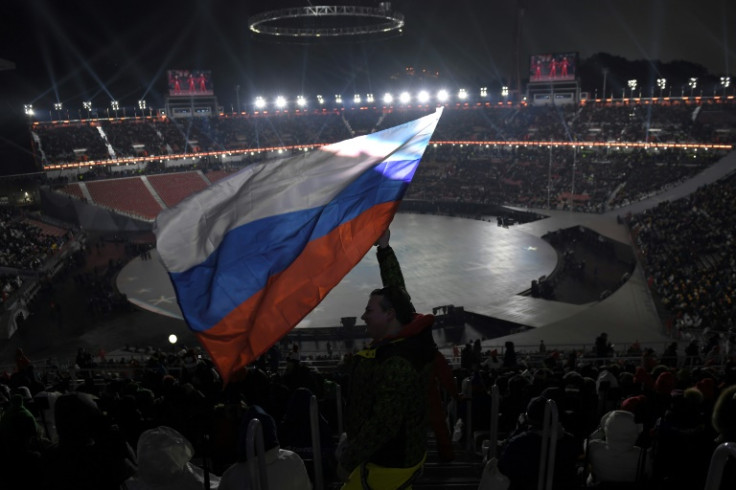 Un spectateur agite le drapeau russe avant la cérémonie d&#39;ouverture des Jeux Olympiques d&#39;hiver de Pyeongchang 2018