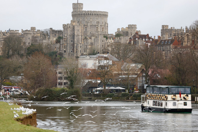 Un croiseur de loisirs est vu sur la Tamise près du château de Windsor, à Eton