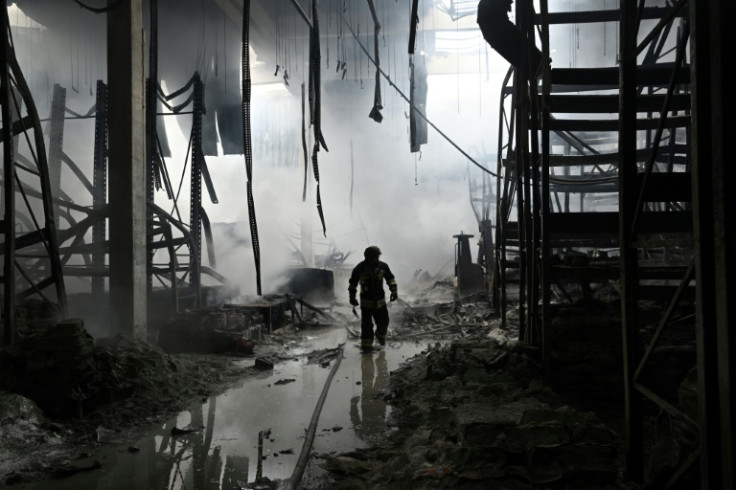 Un pompier ukrainien marche au milieu des décombres dans un centre commercial à la suite d&#39;un bombardement russe à Kherson